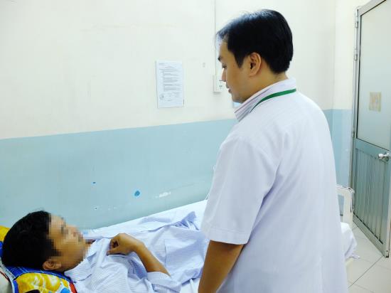 Viên thuốc còn nguyên vỏ kẹt ở thực quản 10 ngày mà không biết ảnh 1